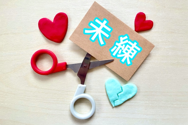 別れた後の“未練サイン”を見逃さない：元彼の行動パターン分析